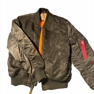 Alpha industries jacka - Tjockare än vanliga bomberjackor