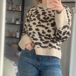 finstickad tröja - väldigt fin och bekväm tröja från hm! (slutsåld på hemsidan) den är i väldigt bra skick och knappt använd. kontakta vid intresse eller frågor, köparen står för frakt<3