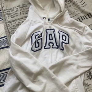 Gap zip up hoodie - Säljer min helt oanvända GAP hoodie köpt i höstas, den är från zalando och helt slutsåld i denna storlek. Den är som sagt u superbra skick och är jättefin på🤍🤍