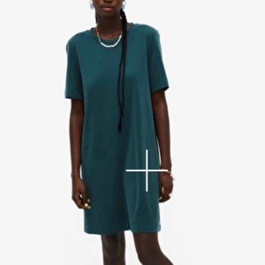 grön tshirt klänning - jättemysig mörkgrön tshirt klänning från monki! går till typ mitten av låren på mig som är 170cm. storlek s. perfekt till sommar eller sovlinne 