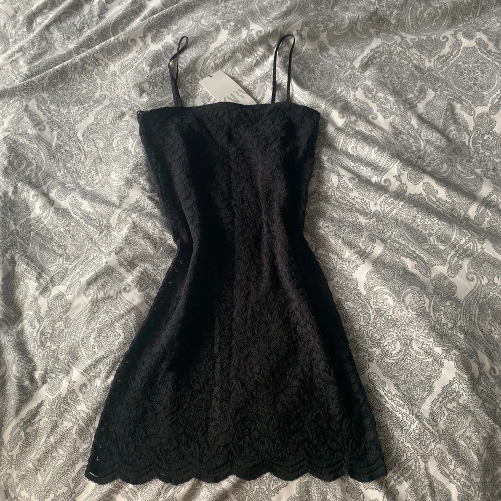 black lacy dress from zara in size M/Medium. has an underlayer of fabric so it’s not see through at all. in perfect condition and still has the tags on, i’m only selling it because it’s too small for me 🖤 original price was 299kr if i remember correctly? message me if you want tracked shipping!🖤. Klänningar.