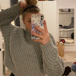 As skön stickad ljusblå tröja😍 - Stickad tröja från Hm, as fin i storlek xs, lite mer kort i modell, men så fin!! Bara använd få gånger.                 Ordinarie pris 399