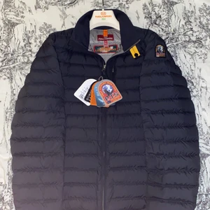 Parajumper jacka - Det då min parajumper jacka som är köpt direkt från en affär på väla i Helsingborg och är inte så längesen den var köpt den ser splitter ny ut den har inget smuts eller nåt alls den är också då fortfarande splitter nu så den e inte smutsig elr nåt den är hel och fräsch och den e köpt splitter ny 3500kr och där finns kvitto på den. Perfekt osså nu till våren o sommaren och somsagt har allting kvar ifrån den när man köper den.