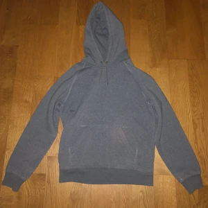 Grå Carhartt Hoodie  - Grå Carhartt hoodie i mycket bra skick. 