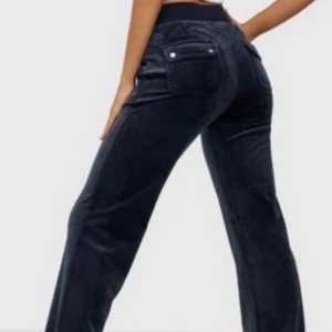 Juicy byxor - Jag säljer mina juicy byxor i färgen Night Sky. De sitter bra på mig som är ca 170 lång skulle även funka för de som är längre. Säljer dom för att jag beställt ett par andra också. Prislappen kvar, aldrig använda.