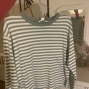 Randig tröja - Tre randiga tröjor i olika färger från monki, alla i storlek S, 150kr (för alla tre) + frakten man själv får stå för💓