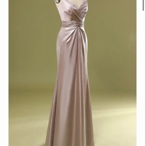 Balklänning - Jättefin balklänning men tyvärr för stor. Nypris 800 kr