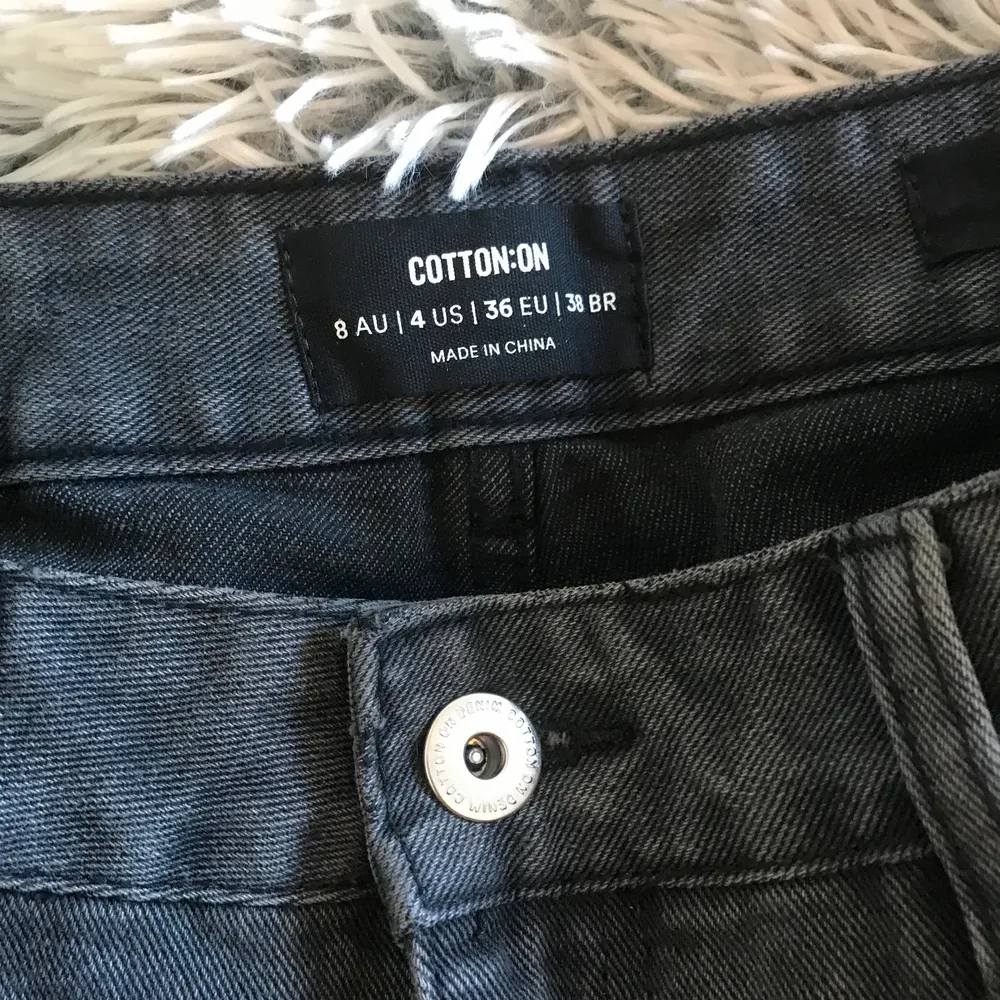 Jättesköna och mjuka baggy byxor från cotton on, aldrig använda då dem är för stora. Sitter skit snyggt antingen som låg midjan eller hög midjan. Mörk grå färg. . Jeans & Byxor.