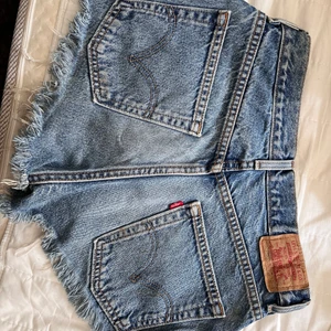 Jeansshorts  - Vintage jeansshorts från Levis, sitter skitsnyggt på. 