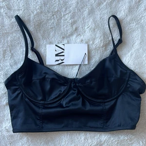 Zara topp -  Jag säljer detta linne från Sara som jag tidigare köpt på och Plick men tyckte inte riktigt att de passade på mig så jag säljer det här. Storlek s men passar xs-m skulle jag säga eftersom det är stretchit material. Original pris var 200 så jag börjar på 120+ frakt köparen står för frakt ps kan diskutera om priset.✨✨