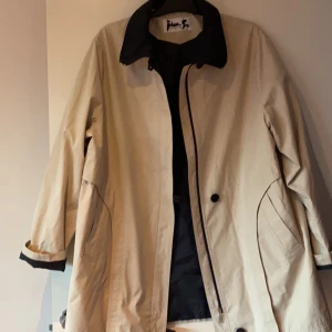 Vårjacka Stl 50 - Fin vårjacka storlek 50. Märke Johan Skoglund  120kr plus fraktkostnad på 66kr tillkommer så sammanlagt blir det 186kr. Tar gärna Swish som betalning . 