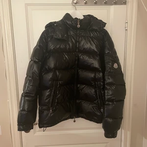 Moncler maya - Moncler maya. passar L-XL Kvitto finns