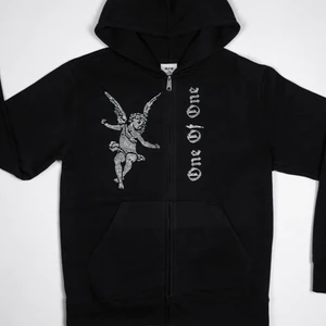 One of one Zip - One of one black angel zip hoodie storlek S. Köptes på deras första Pop-up o Stockholm. Skick 8/10.
