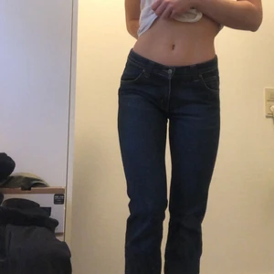 Lågmidjade Jeans från Lee - Köpta second hand, använda fåtal gånger. Går över hälarna på mig som är 172, men går att vika upp om man vill. Frakt tillkommer:)