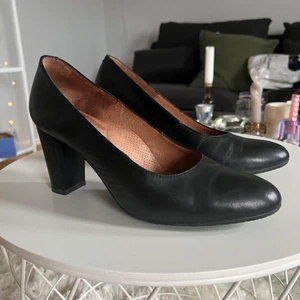 Pumps - Fint skick, använd endast fåtal gånger. Klackhöjd 7,5cm, äkta skinn!