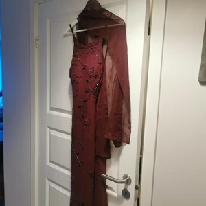 Festklänning  - Jätte fin festklänning i storken M. Har köpt för 4000 och använt bara en gång. 