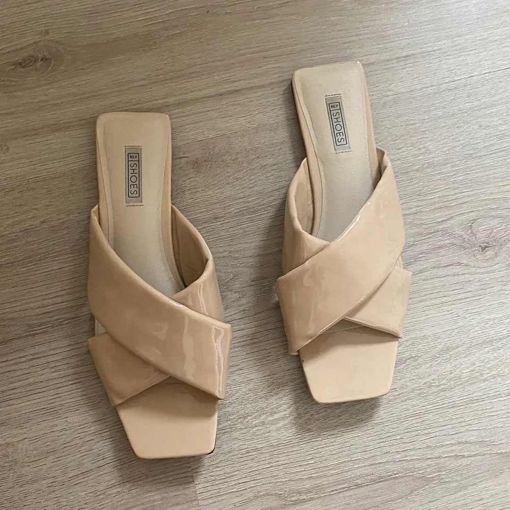 Säljer dessa då jag inte använder sandalerena längre. Köpa på Nelly för 300 kr och är endast använda ett fåtal gånger så de är i bra skick. Privat för fler bilder. . Skor.