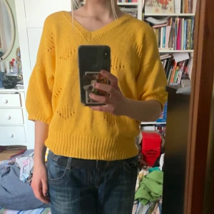 Gul tröja - Asså denna är verkligen hippie vibes vilket jag gillar gillar också färgen den lyser verklgien upp rummet men ändå använder jag den alltför sällan så nån annan ksk vill ha den 😅🤔