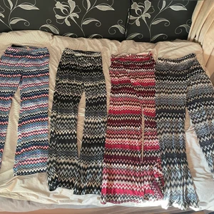 Storlek  - 4st mönstrade jättesköna utsvängda byxor. Säljs bara i paket. 