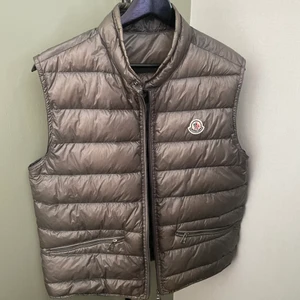 Moncler väst - Moncler väst i fint skick cond 8-10 i storlek 2 som är s/m
