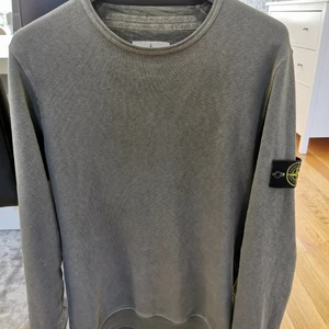 Stone Island tröja - Knappt använd Stone Island tröja i olivgrön färg. Cond 8,5/10. Storlek M och sitter tts. Använder den inte så säljer den helst vidare till någon som får användning av den. Nypris på runt 2500 så släpper inte för allt för lågt pris men kom med bud så blir det möjligtvis något. BIN 525