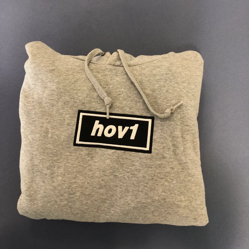 Säljer ännu en hov1 Merch hoodie i storlek S. Hoddien är i väldigt fint skick och har endast använts fåtal gånger. Säljer pga att jag tappat intresset för hov1. Nypris 600 kr och hoodien går inte att få tag på längre. Fler och bättre bilder går att få om så önskas💙. Hupparit & Collegepaidat.