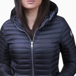 Colmar  - Säljer även min colmar jacka vilket är för att den har blivit lite för liten. Helt parfekt nu till våren. Bra skick skit snygg 😻 stolek xs