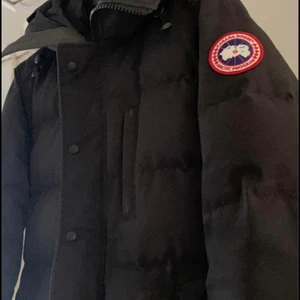 Canada goose jacka - Hej❤️Säljer en fin canada goose långt model i storlek S den är använd runt 1 år o den ser fortfarande helt helt okej men den har några små hål under armarna men de synd inte den köpt för runt 10000kr o säljer den runt 5000kr o kan gå ner i priset vid snabbt äffar kan också posta om köperan står för frakten☺️ kvitto o boxen från johnells finns kvar så hör av ger bara vid intresse💙