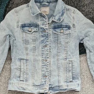 Jeans jacka  - Stradivarius Jeans jacka i storlek 36 jätte fint skick
