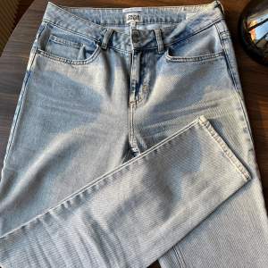 Säljer ett par ljusa jeans i en tightare modell. Byxorna är köpta från Twist & Tango och är i mycket bra skick! Storlek - 29