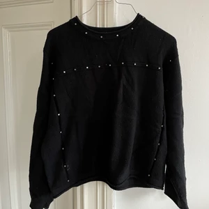Tröja med nitar  - Cool, mysig tröja från Mango. Strl M men skulle säga XS!