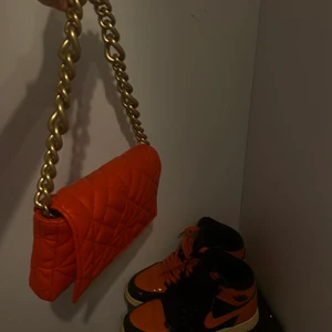 Väska - Säljer min väska som jag köpt från zara då den inte kommer till användning längre, passar perfekt till sommaren❤️