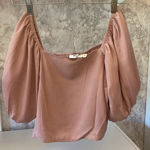 Sommartopp  - Fin sommartopp från NA-KD   Aldrig använd!  Stl 38  Köpt för 250kr, säljer för 50kr  Katt finns i hemmet!  Kan hämtas i Norra Åbyggeby (Gävle)eller fraktas emot fraktkostnad på 51kr. Endast swish!