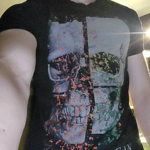 PHILIPP PLEIN T-shirt - Svart T-shirt med en dödskalle och paljetter på i bra skick samt har en bra passform