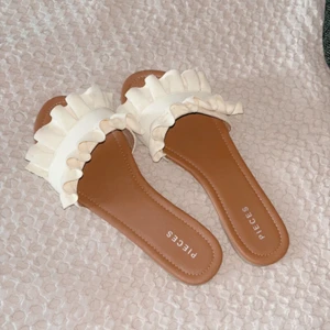 Tofflor - Jättesöta gula tofflor köpta på Nelly, från pieces i storlek 38