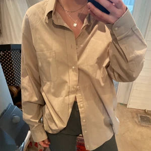 Vintage oversize skjorta beige - Jättefin oversize beige skjorta som passar till allt! Bär den tillsammans med vilken nederdel som helst eller som en chill skjorta över på morgonen eller över en bikini🥰❤️köpt vintage och har en jättefin kvalitet, undrar du något skriv till mig. Säljer en liknande i svart också!