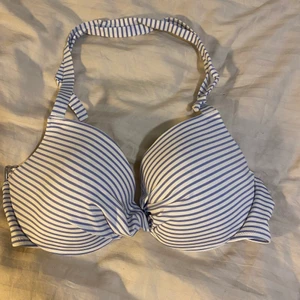Bikini - Säljer denna bikinitopp från H&M som aldrig kommer till användning då den är för stor. Det är strlk 85C. Köpt för 199kr, säljer för 60+frakt. 