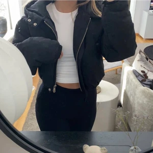 Jacka  - En svart croppad jacka, köpte den för ca 499 kr, säljer den för 179kr