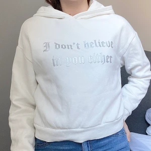 Hoodie med unicorn design  - Vid hoodie med unicorn design, horn och öron på luvan. Den är använd ett fåtal gånger, inga typer av fläckar/skador på plagget finns. Vid frågor skicka gärna ett meddelande.