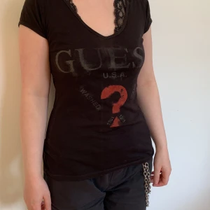 Svart Guess T-Shirt, strl M med logga - Svart Guess T-shirt i storlek medium, men passar även som S, med stort tryck för loggan på bröstet. Köpt i New York, välanvänd.