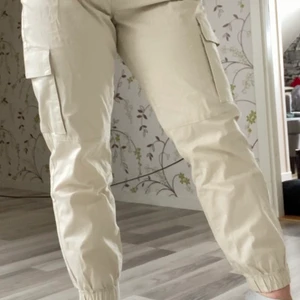 Cargo byxor - beigea cargobyxor i strl 44 använda en gång! Bekväma och passar till mycket!