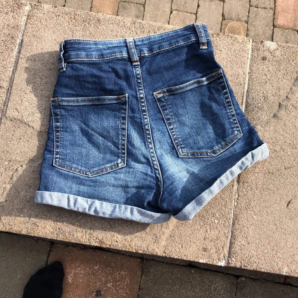 Ett par jeans shorts som är välanvända, men det är inte synligt. Säljer pga att dom är för små.. Shorts.