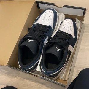 Air Jordan 1 Low Dark Teal - Pris kan diskuteras!!! Använda men fortfarande i bra skick. Skriv gärna så skickar jag bilder!!!!! Köpta på restocks, storlek 44 och köpta för en månad sen. Säljer p.g.a att jag behöver pengar till studenten!!! Jag står för frakten!!