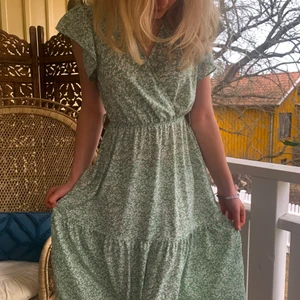 Blommig klänning 💗 - Gått skick , väldigt ny , blommig, ljusgrön och väldigt bra till en varm sommardag!💗😍🌸