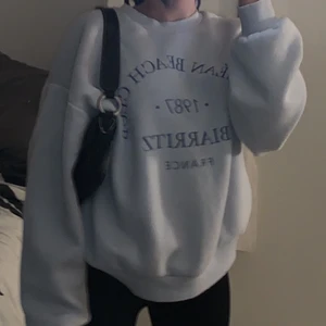 En ljus blå sweatshirt från gina - En fin ljus blå sweatshirt från gina tricot i storleken S, inget fel på den bara inte Kommit till så mycket användning, kontakta för fler bilder( köparen står för frakt😊!) köpt 250kr