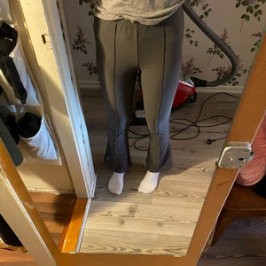 Grå utsvängda  kostymbyxa - Aldrig använd. Grå kostymbyxa utsvängda. Bra Skick