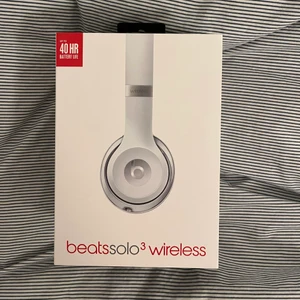 Beats-hörlurar - Hörlurarna är superfräscha och knappt använda. Fungerar felfritt. Nypris 1600. Säljer då jag köpt ett par Bose, och det är klassen sneppet högre. 