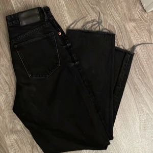Momjeans  - Svarta momjeans från Zara i strl 36/S, har hängande trådar längst ner (se bild 2)