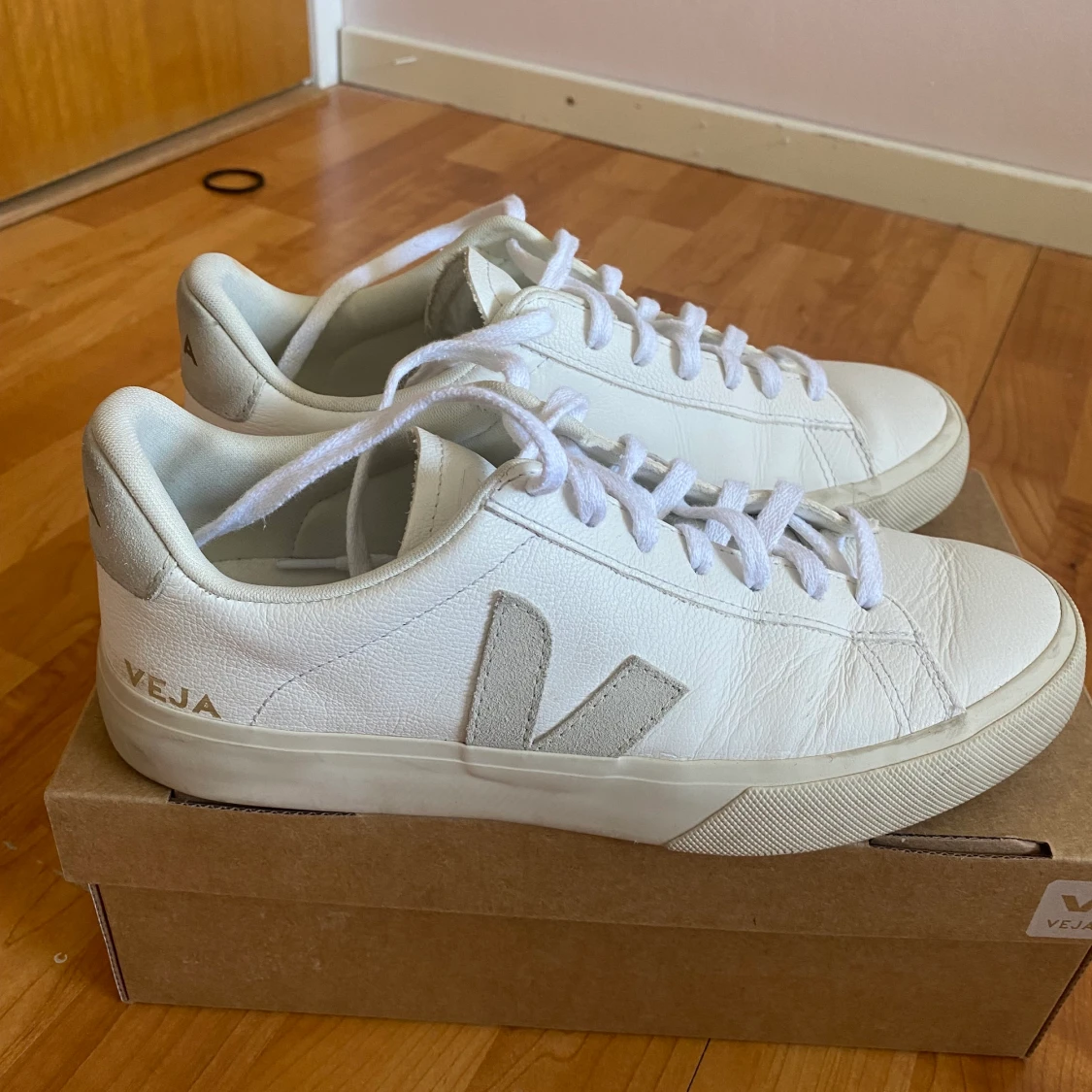 Nästan oanvända Veja skor