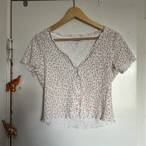 Monki uringad topp - Säljer nu min topp från monki som jag köpt förra sommarn, men knappt använd då den är för uringad för mig, lite croppad, och jättehärlig inför sommarn <3